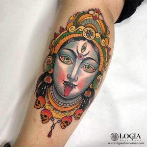 tatuaje-brazo-divinidad-color-logia-barcelona-ester-sans 